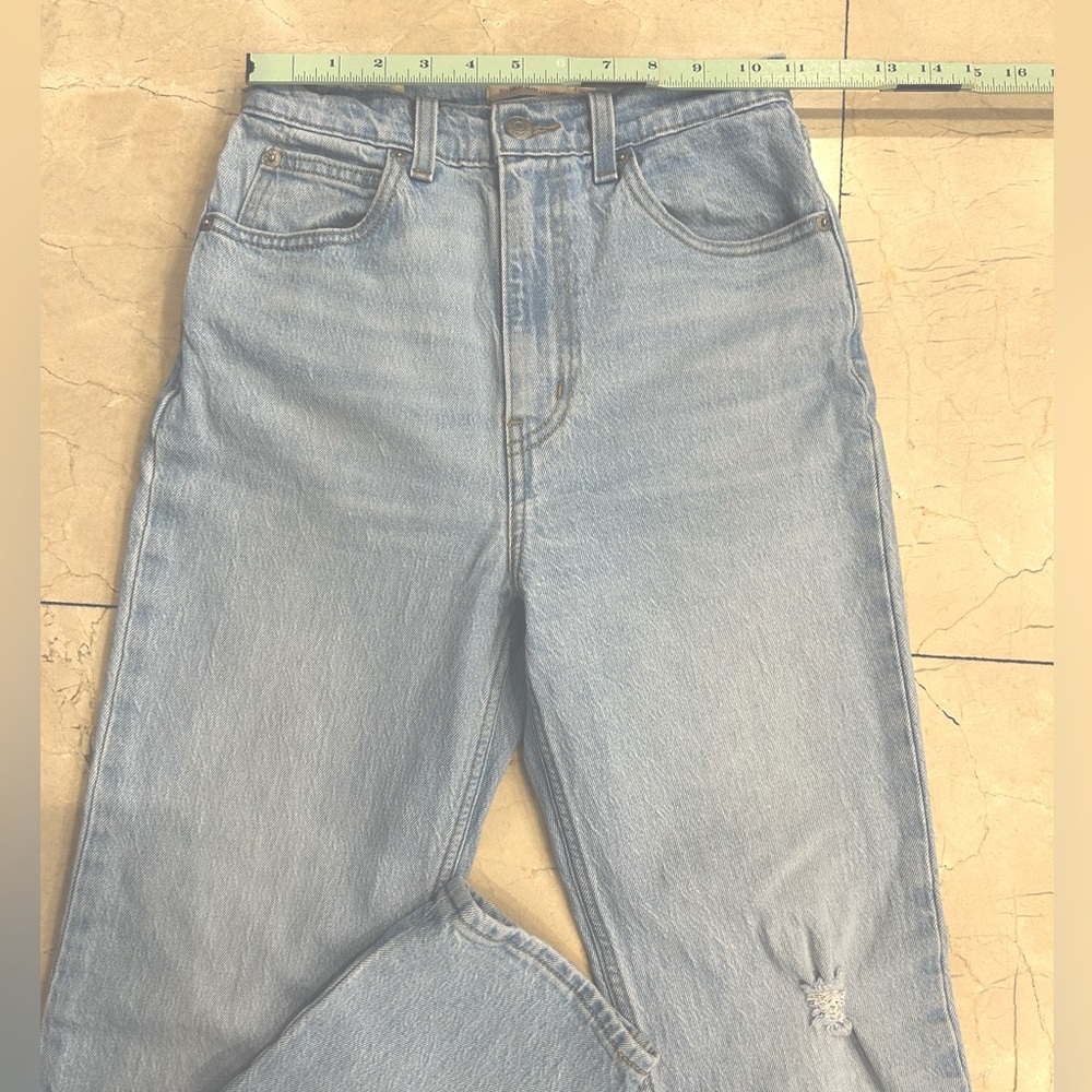 Women Levi’s 70’s High Rise Slim Straight  size 25 in Light Wash
